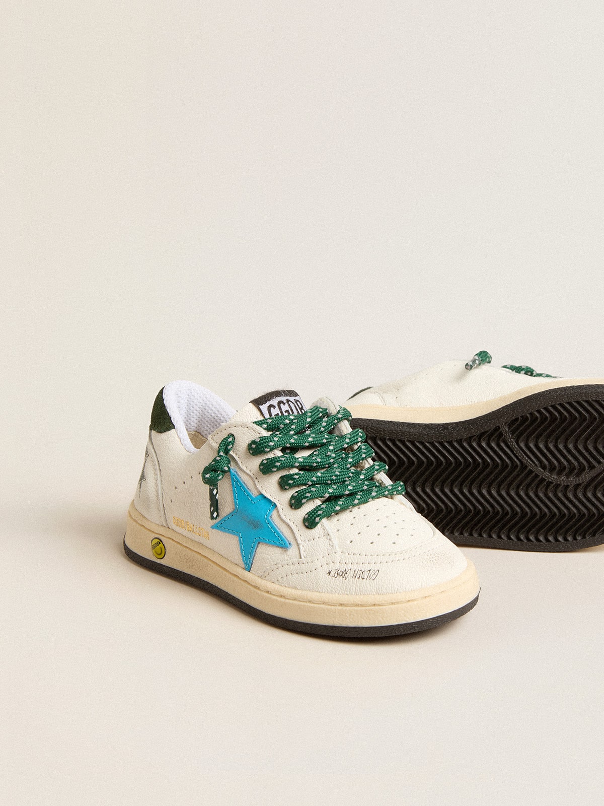 Golden Goose - Ball Star Young avec étoile turquoise et contrefort en daim vert in 