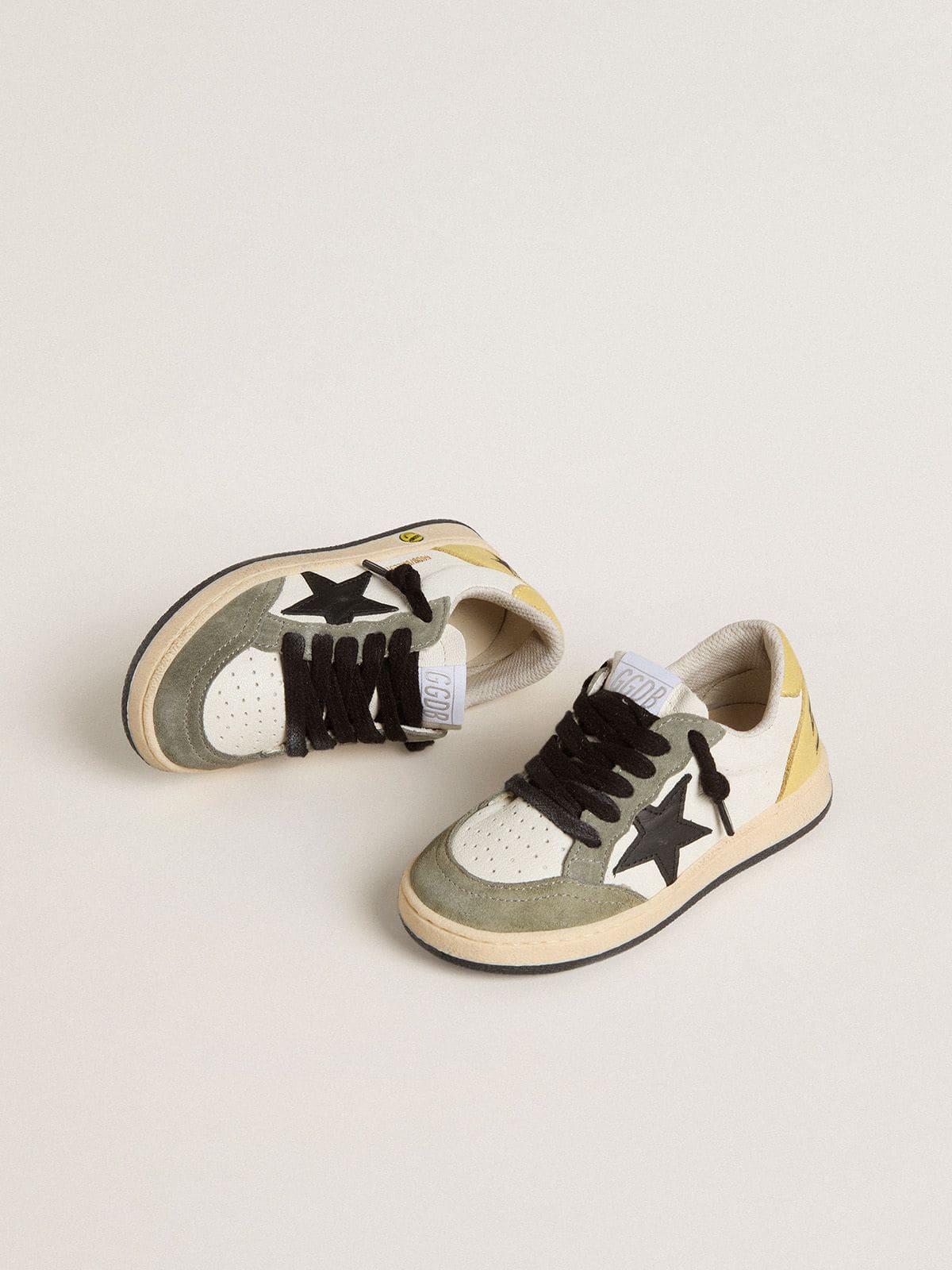 Golden Goose - Ball Star Young en cuir nappa blanc avec empiècements en daim vert foncé et étoile noire in 