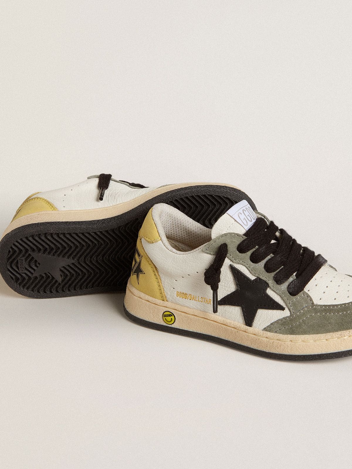 Golden Goose - Ball Star Young en cuir nappa blanc avec empiècements en daim vert foncé et étoile noire in 