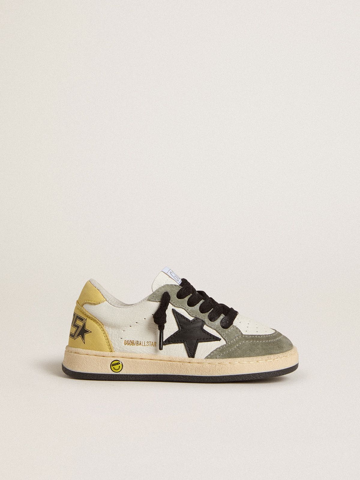 Golden Goose - Ball Star Young en cuir nappa blanc avec empiècements en daim vert foncé et étoile noire in 