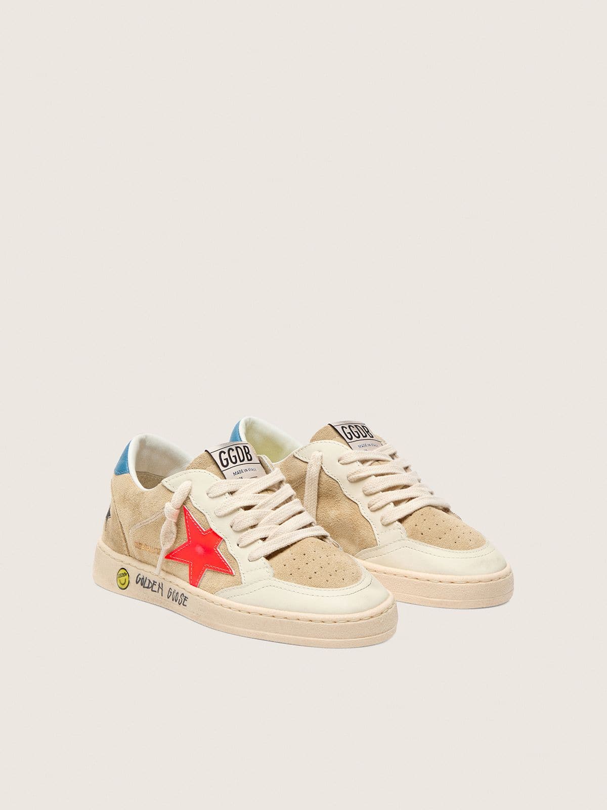 Golden Goose - Ball Star Young in suede beige con stella rossa e talloncino azzurro in 