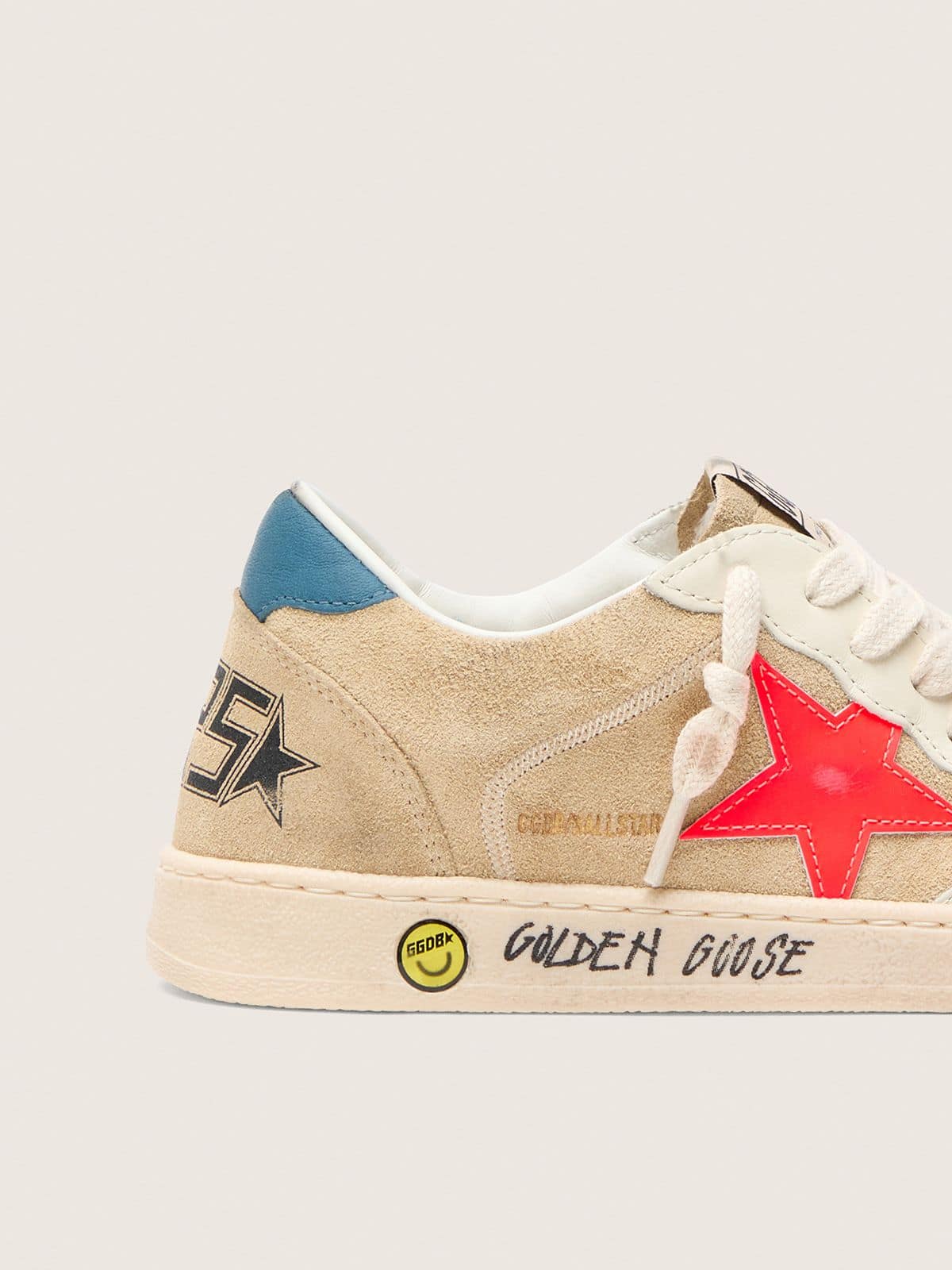 Golden Goose - Ball Star Young in suede beige con stella rossa e talloncino azzurro in 