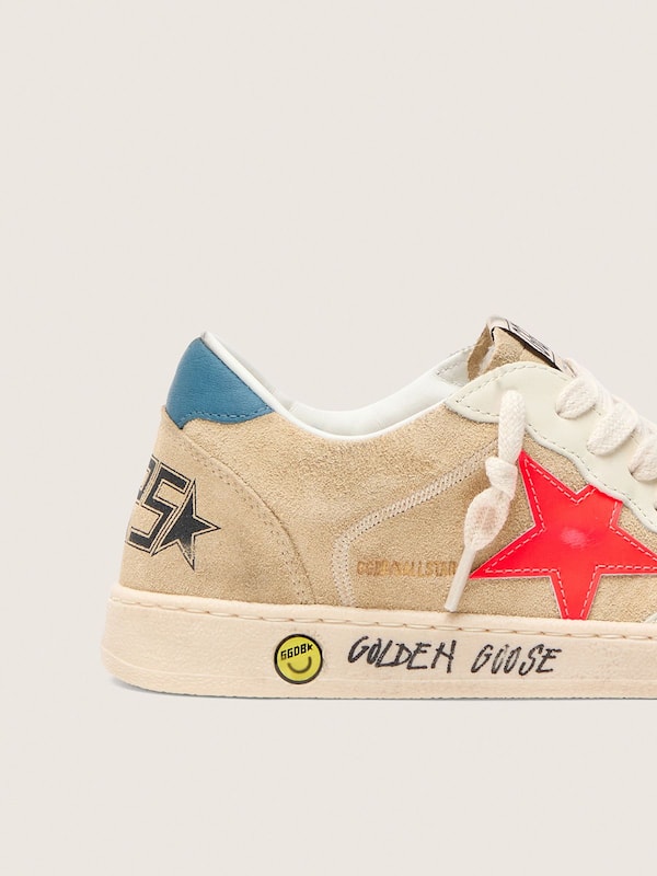 Golden Goose - Ball Star Young aus beigem Suede mit rotem Stern und azurblauer Ferse in 