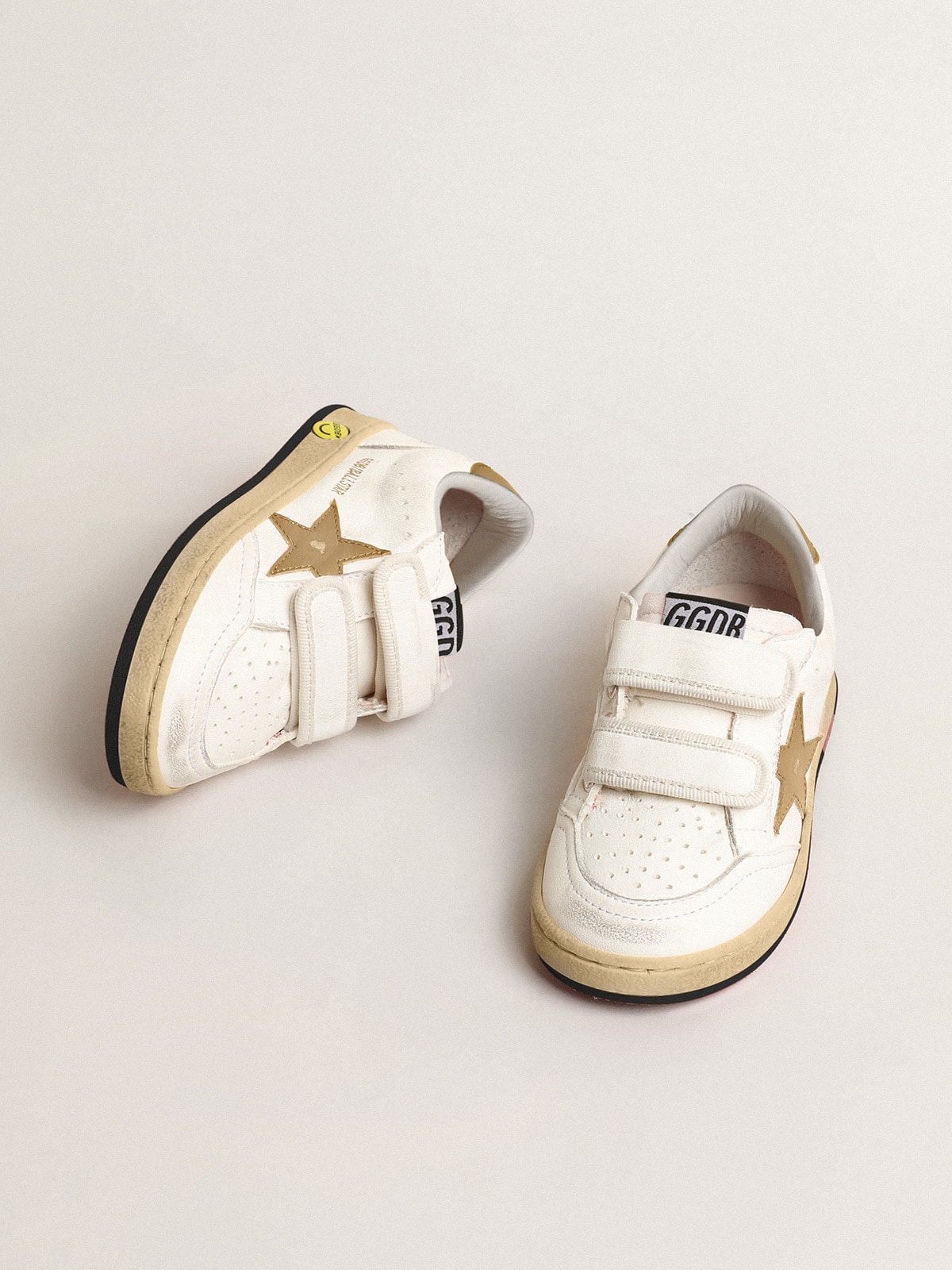 Golden Goose - Ball Star Young mit Stern und Ferse aus goldfarbenem Metallic-Leder in 