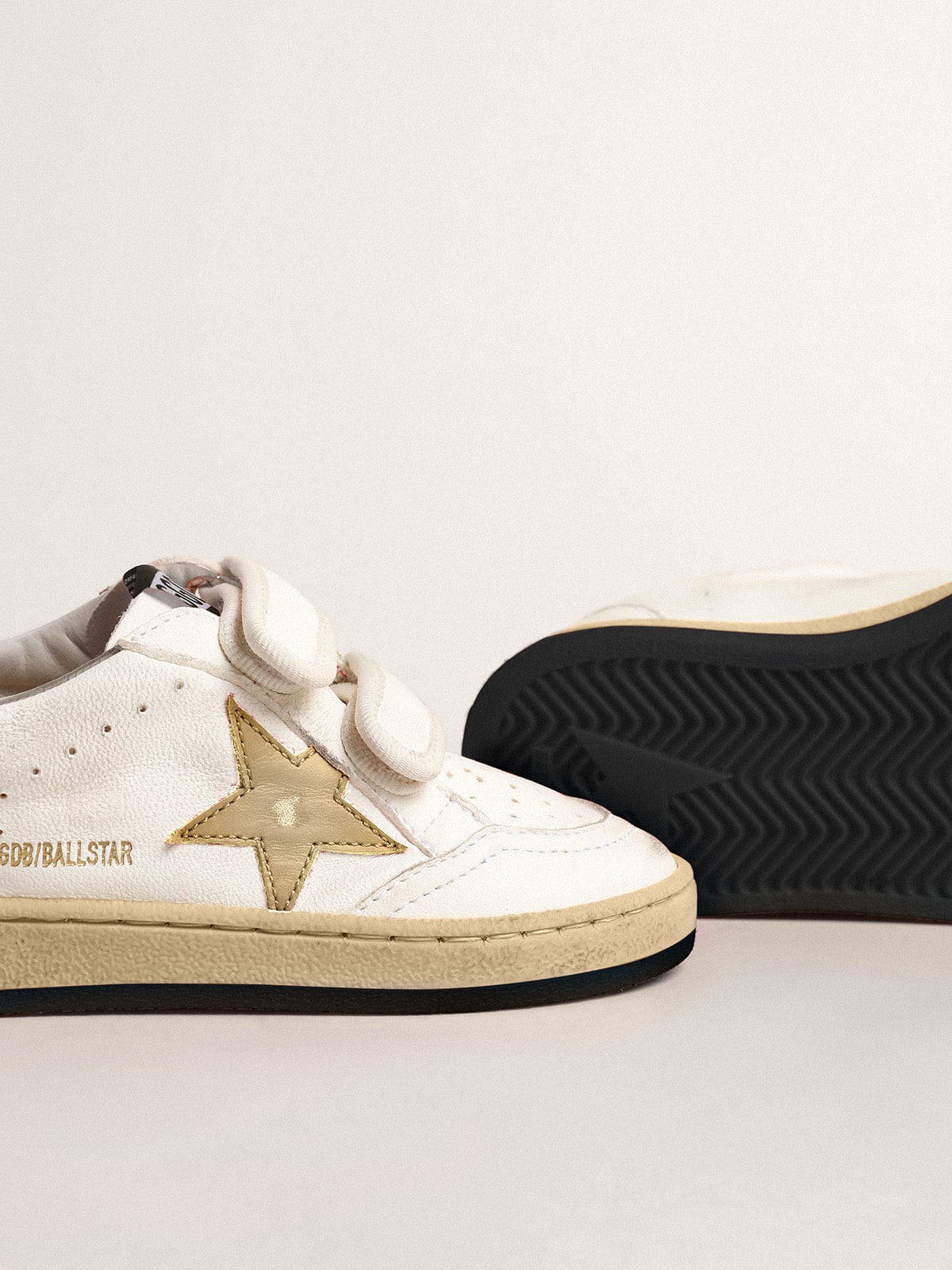 Golden Goose - Ball Star Young mit Stern und Ferse aus goldfarbenem Metallic-Leder in 