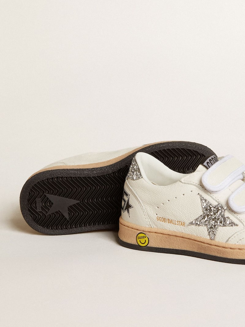 Golden Goose - Ball Star Young de napa con estrella y refuerzo del tal&oacute;n con purpurina plateada in 