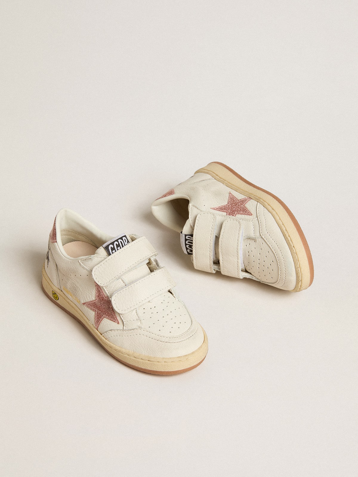 Golden Goose - Ball Star Young aus Nappa mit Stern und Fersendetail aus pfirsichrosa Glitzer in 