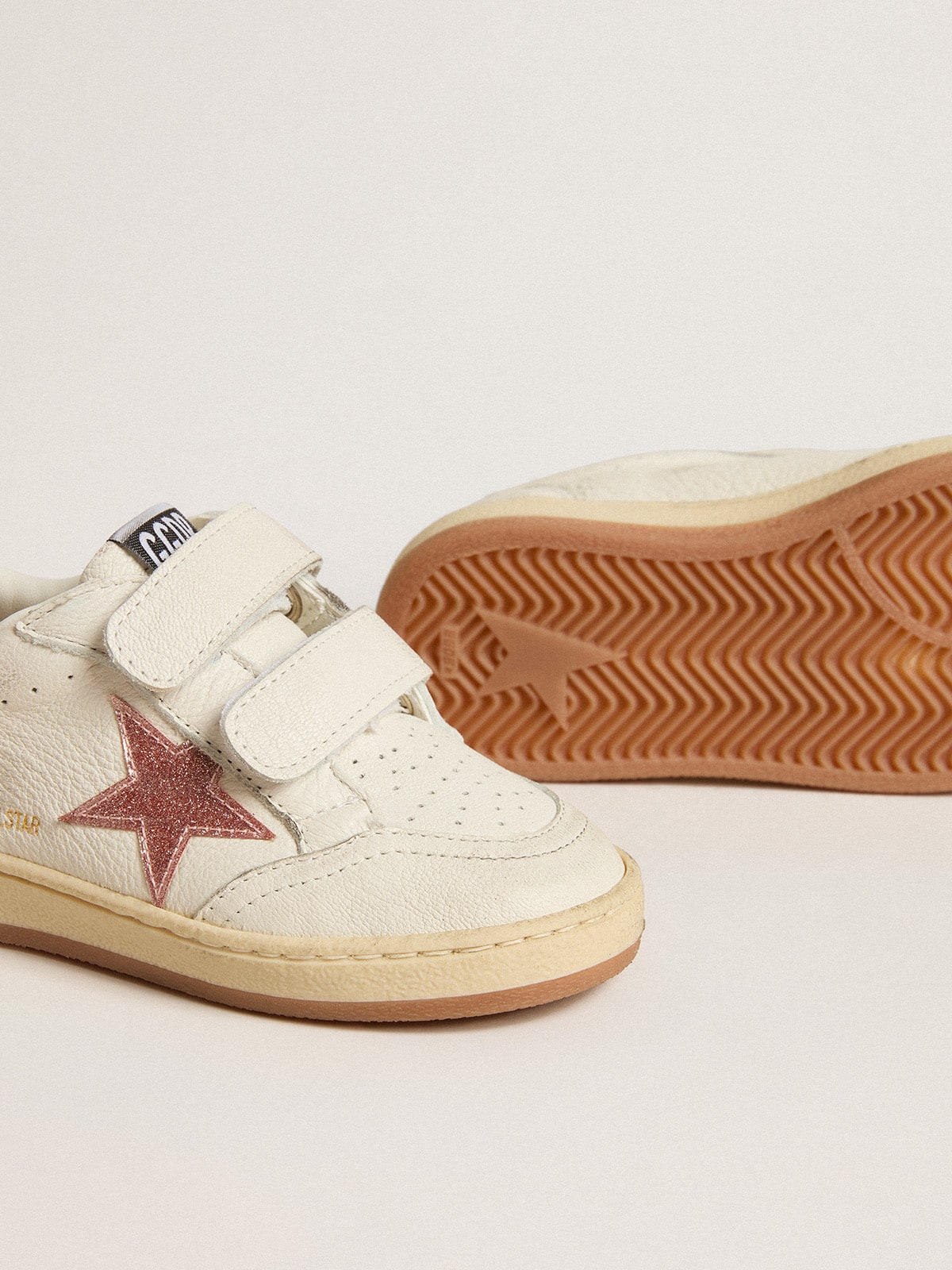 Golden Goose - Ball Star Young aus Nappa mit Stern und Fersendetail aus pfirsichrosa Glitzer in 