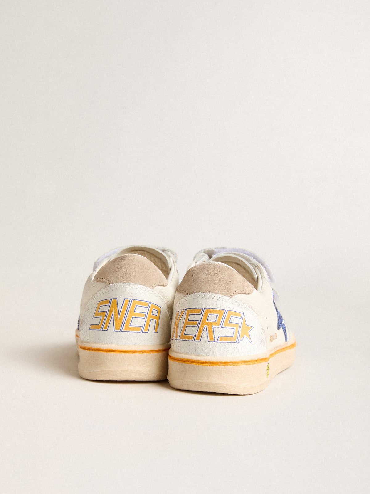 Golden Goose - Ball Star Young con stella in glitter blu e talloncino in suede beige in 