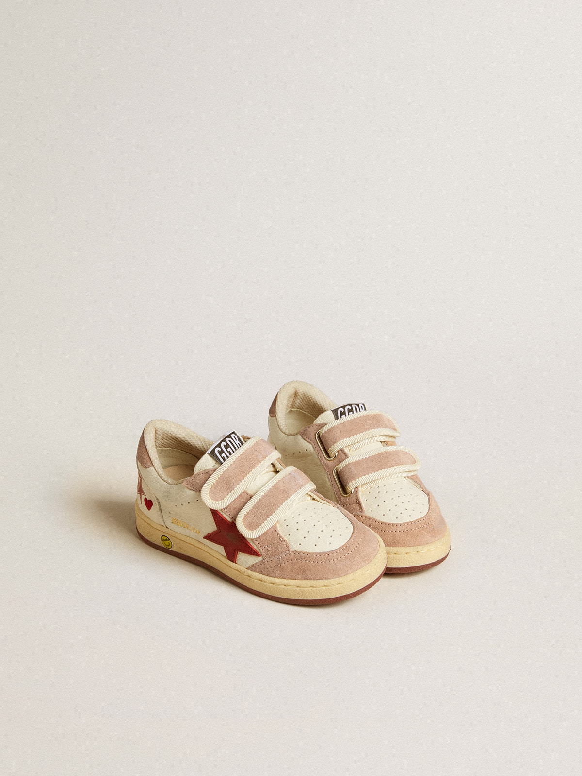 Golden Goose - Ball Star Young aus Nappa mit Stern aus Nappa und Fersendetail aus rosafarbenem Rauleder in 