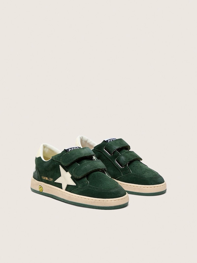 Golden Goose - Ball Star Young de ante verde bosque con estrella y refuerzo del tal&oacute;n de piel color crema in 