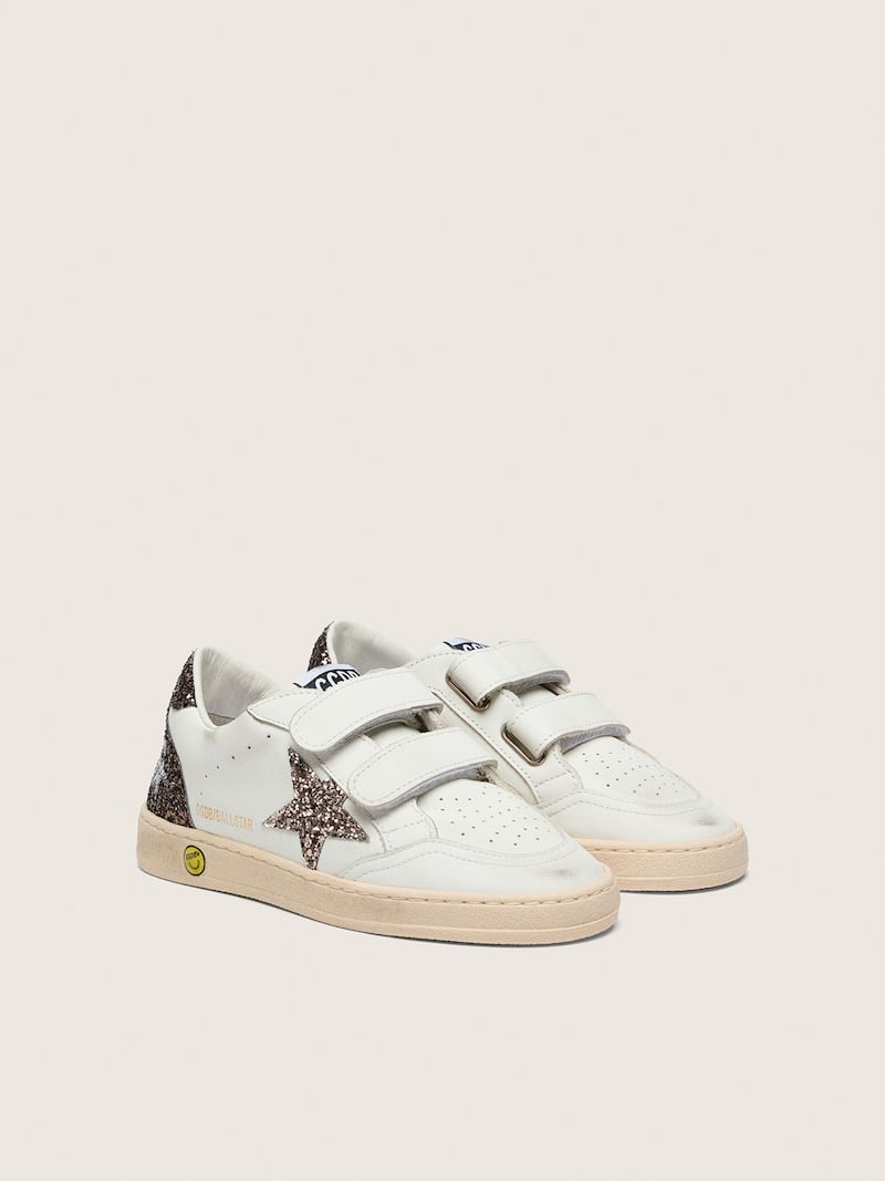 Golden Goose - Ball Star young de piel blanca con estrella con purpurina gris paloma y aplicaciones con purpurina marr&oacute;n in 