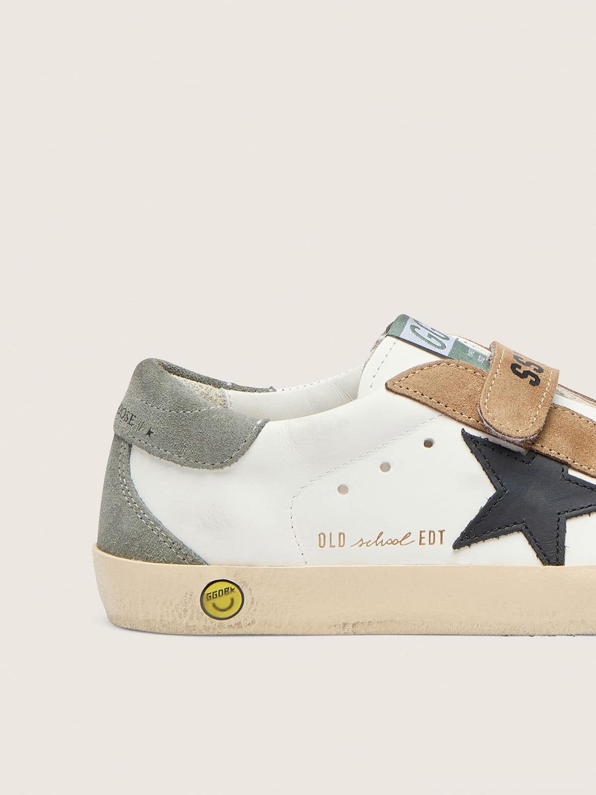 Golden Goose - Old School Young avec étoile en cuir noir et empiècements en cuir velours beige et vert in 