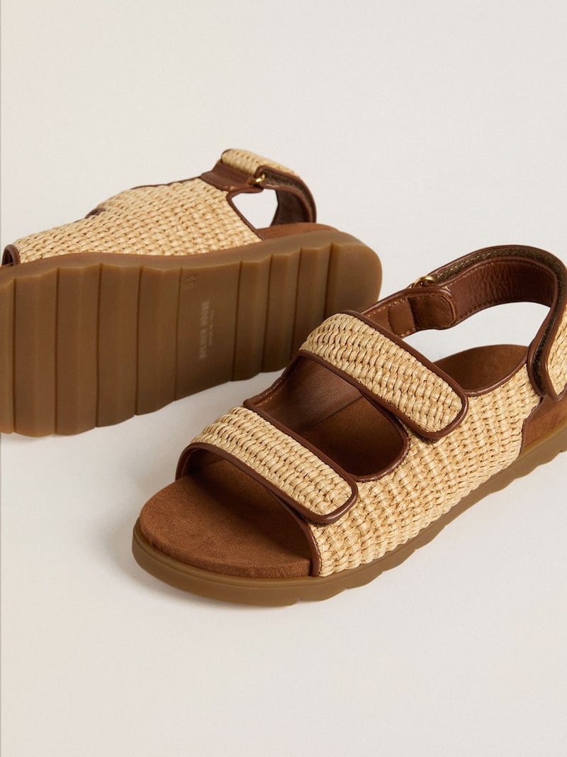 Golden Goose - Sandales Noa Young en raphia beige et cuir marron in 