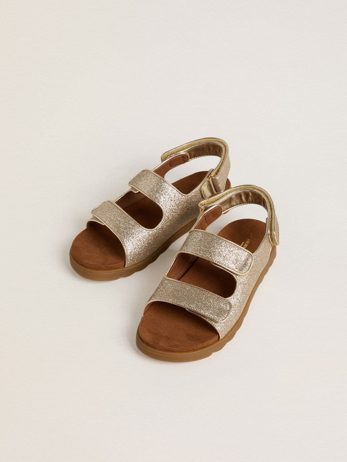 Golden Goose - Platinfarbene Sandale Noa Young aus Mikroglitzer und Leder in 
