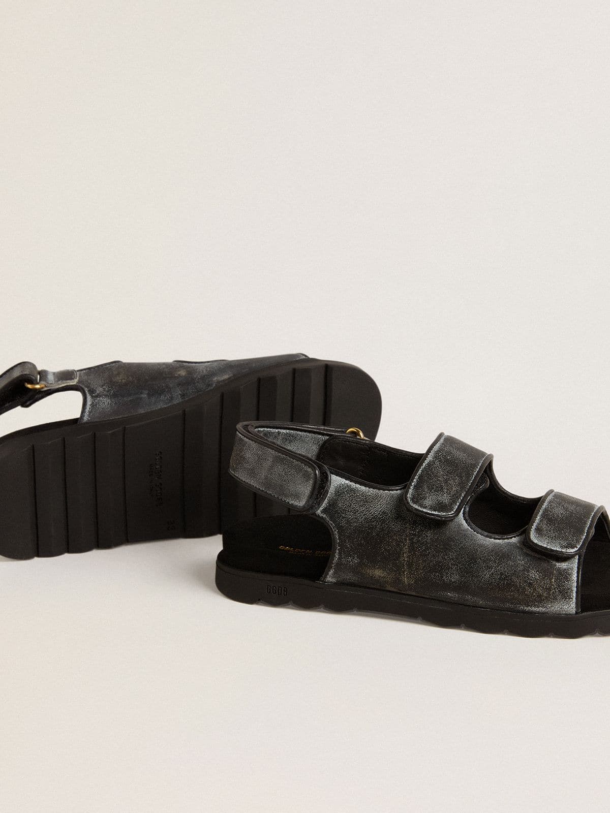 Golden Goose - Sandalias Noa Young de piel negra desgastada in 