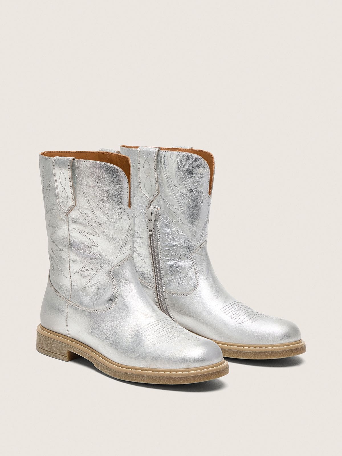 Bottes Wish Young en cuir lam&eacute; argent&eacute; avec &eacute;toiles brod&eacute;es