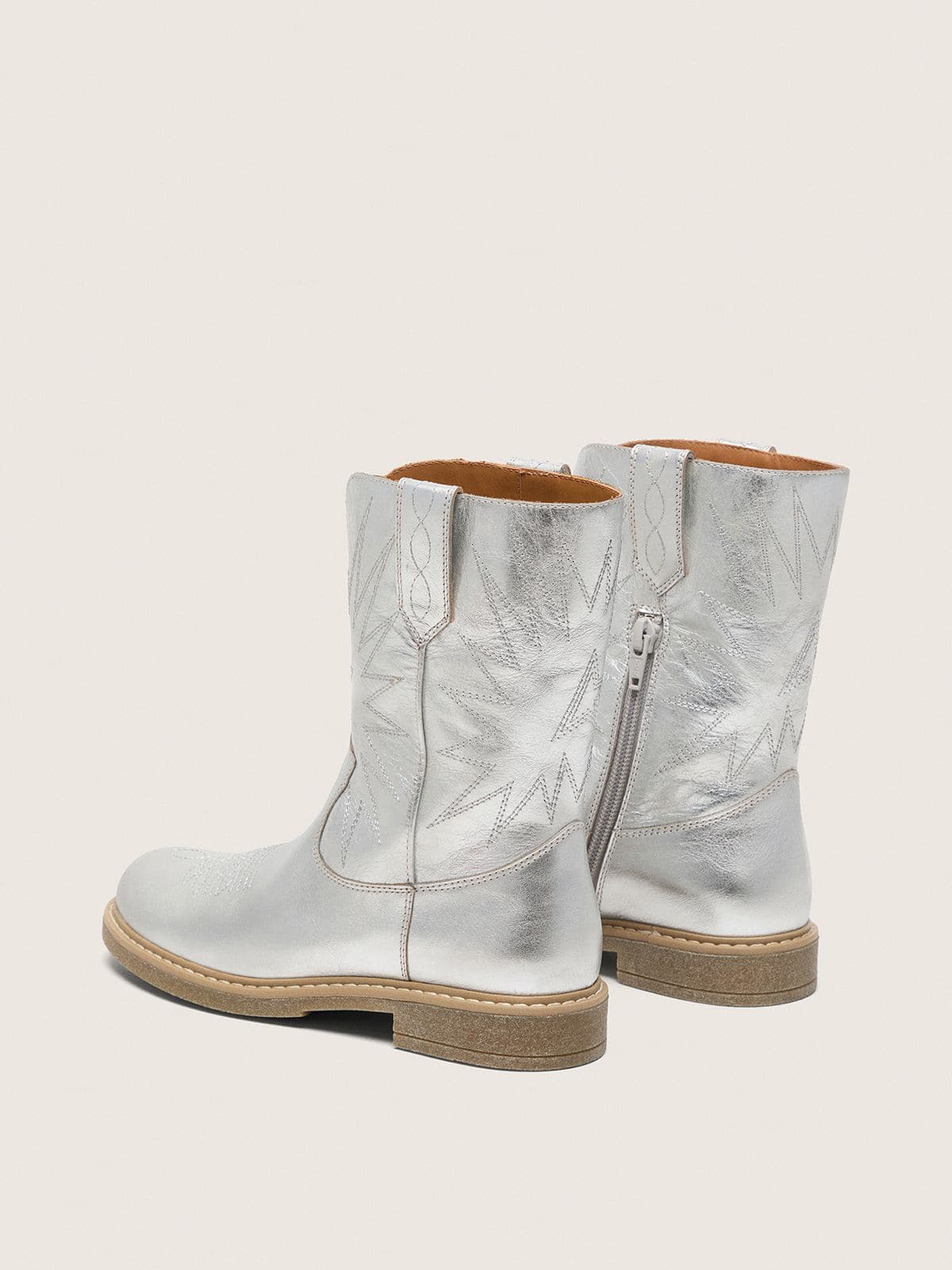 Golden Goose - Bottes Wish Young en cuir lam&eacute; argent&eacute; avec &eacute;toiles brod&eacute;es in 