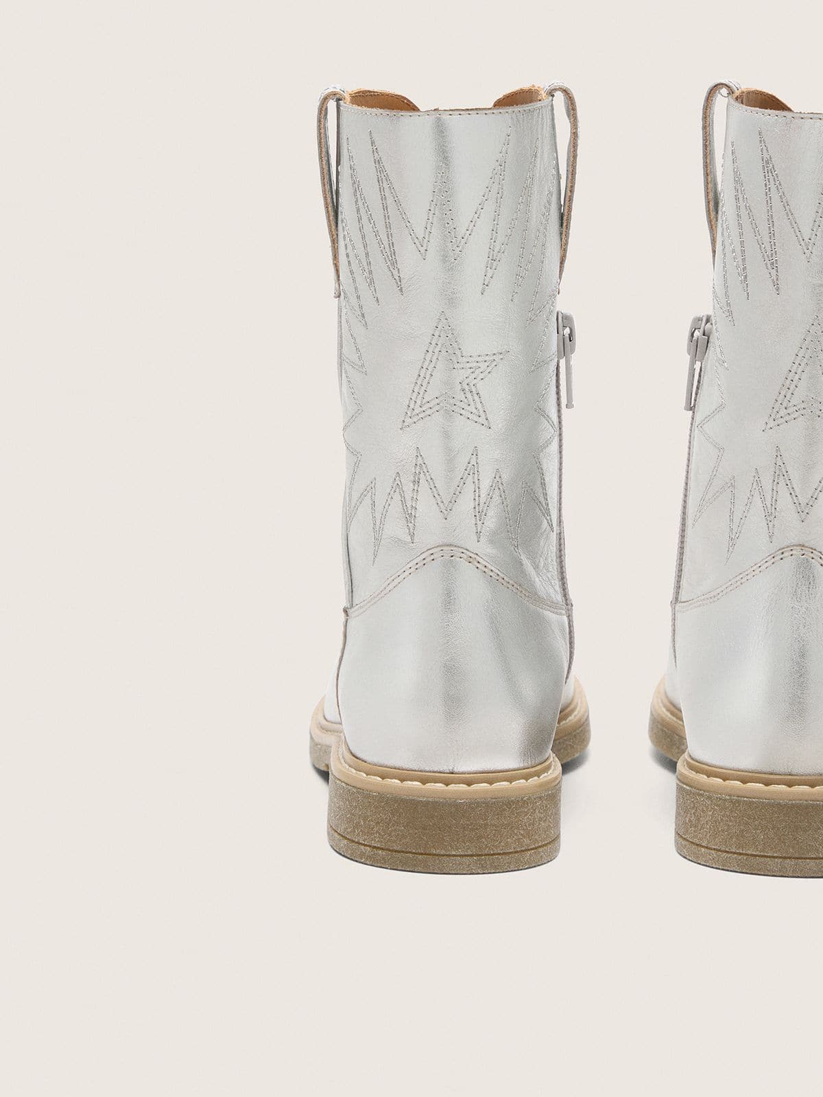 Golden Goose - Bottes Wish Young en cuir lam&eacute; argent&eacute; avec &eacute;toiles brod&eacute;es in 