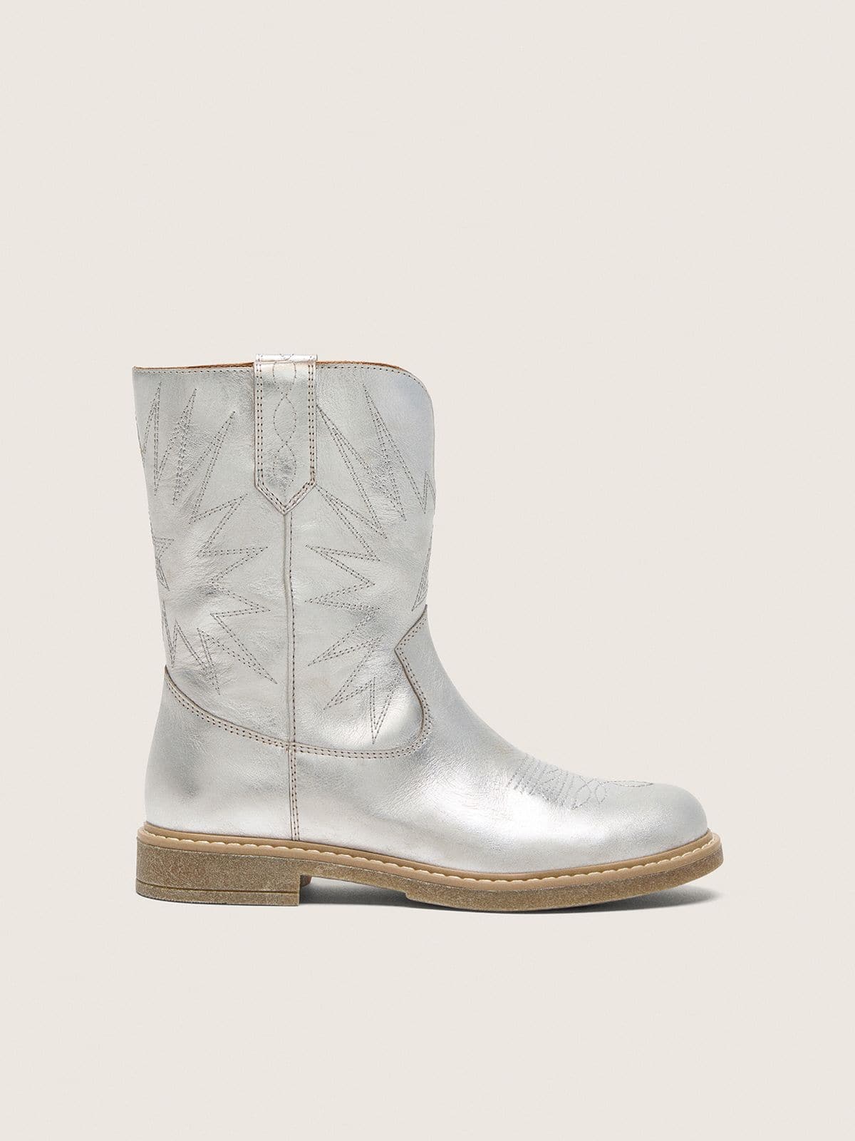 Golden Goose - Bottes Wish Young en cuir lam&eacute; argent&eacute; avec &eacute;toiles brod&eacute;es in 