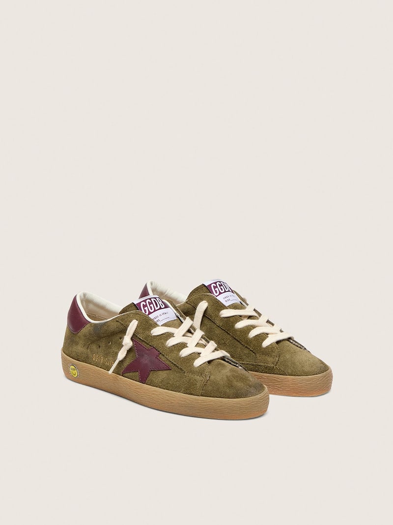 Golden Goose - Super-Star Young de ante verde militar con estrella y refuerzo del tal&oacute;n de piel color burdeos in 