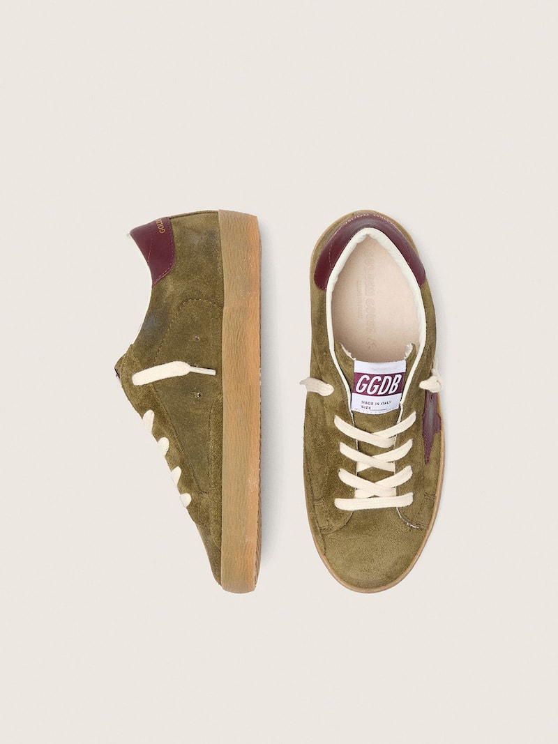 Golden Goose - Super-Star Young de ante verde militar con estrella y refuerzo del tal&oacute;n de piel color burdeos in 