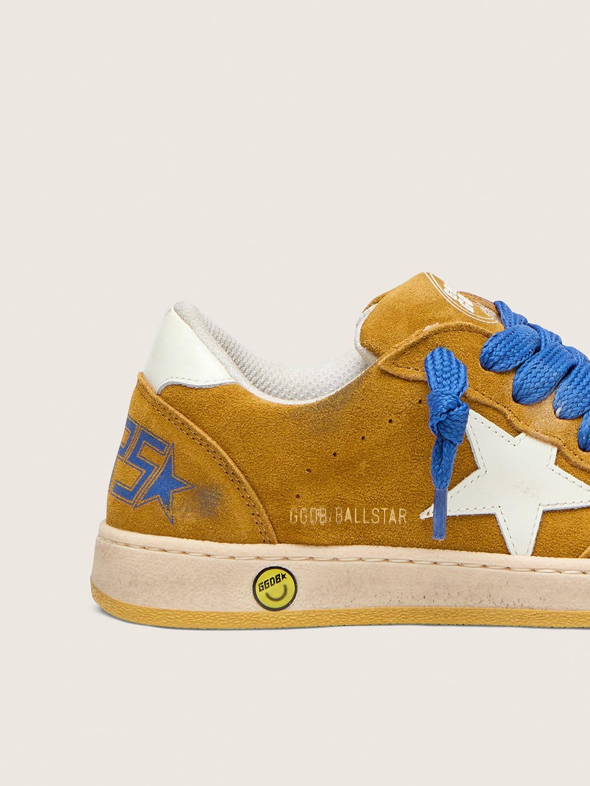Golden Goose - Ball Star Young de suede ocre com estrela e tal&atilde;o de couro brilhante branco in 