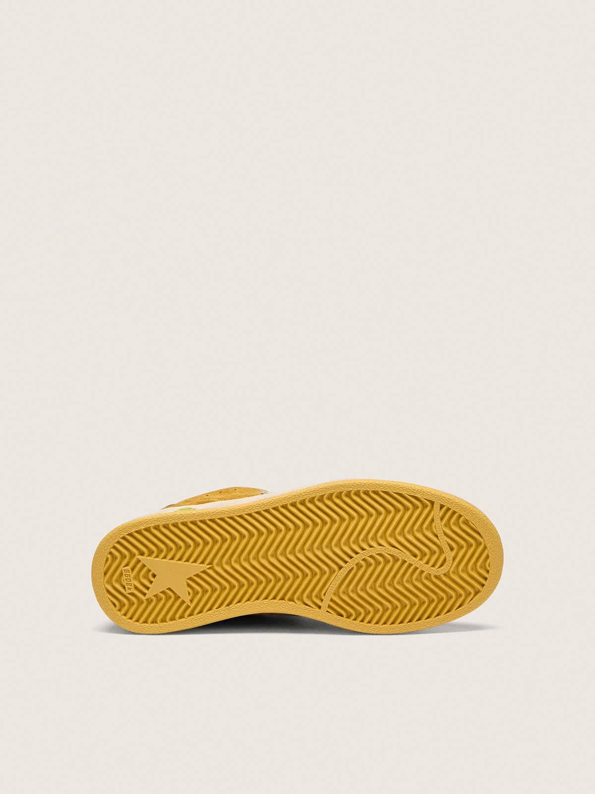 Golden Goose - Ball Star Young de suede ocre com estrela e tal&atilde;o de couro brilhante branco in 