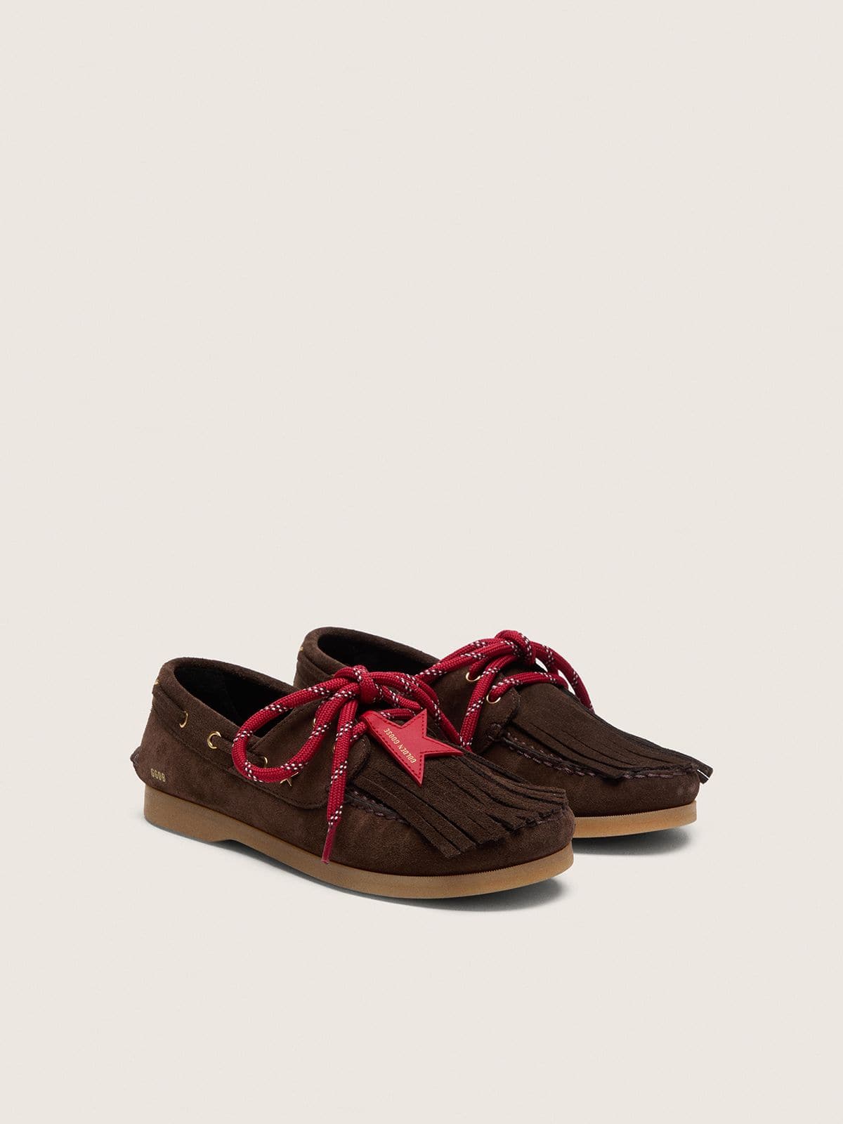 Golden Goose - Mocassim Cruise young de suede marrom com franjas de suede tom sobre tom e cadar&ccedil;os vermelhos in 