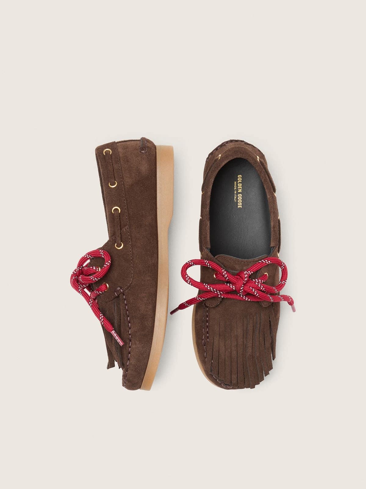 Golden Goose - Mocassim Cruise young de suede marrom com franjas de suede tom sobre tom e cadar&ccedil;os vermelhos in 