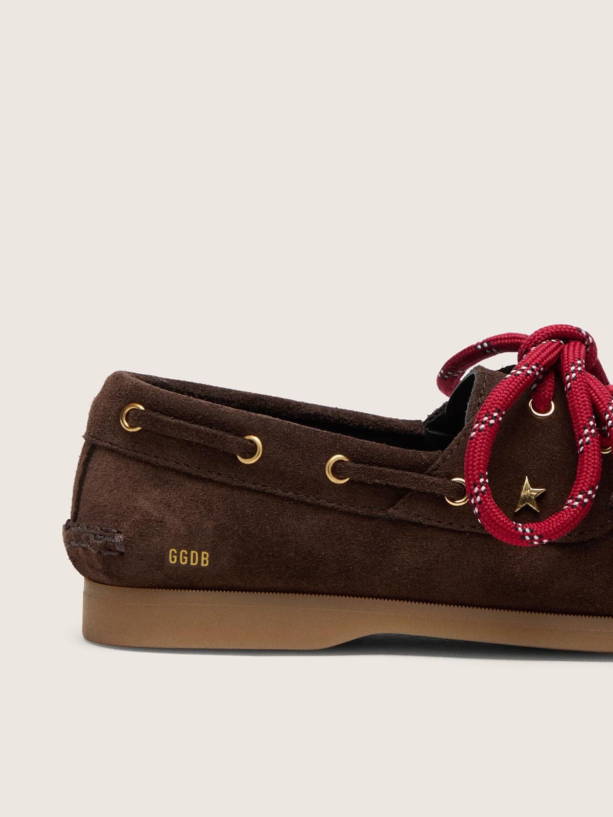 Golden Goose - Mocassim Cruise young de suede marrom com franjas de suede tom sobre tom e cadar&ccedil;os vermelhos in 