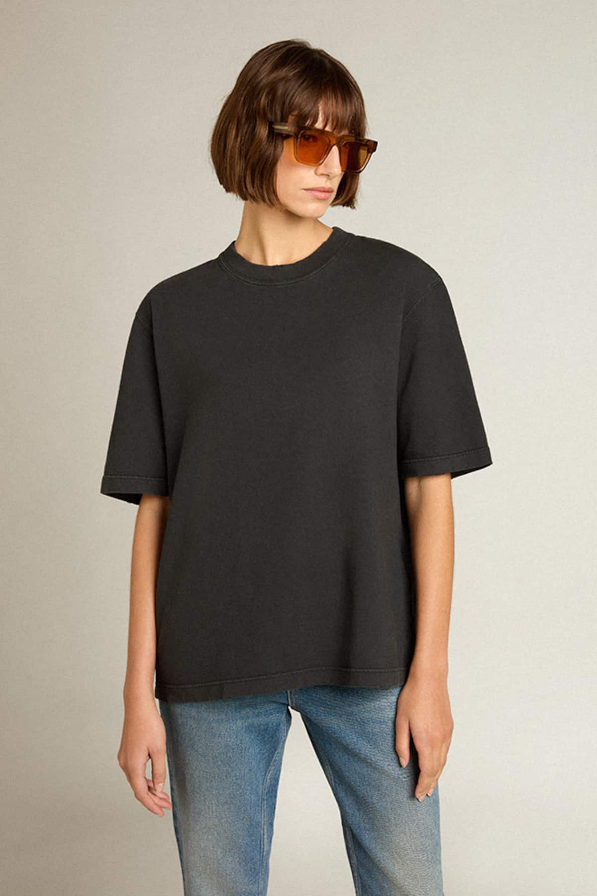 Golden Goose - T-Shirt in verwaschenem Schwarz mit seitenverkehrtem Logo auf der Rückseite - Jersey Capsule in 