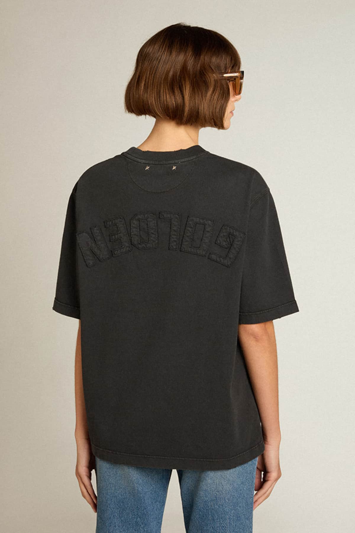 Golden Goose - T-Shirt in verwaschenem Schwarz mit seitenverkehrtem Logo auf der Rückseite - Jersey Capsule in 
