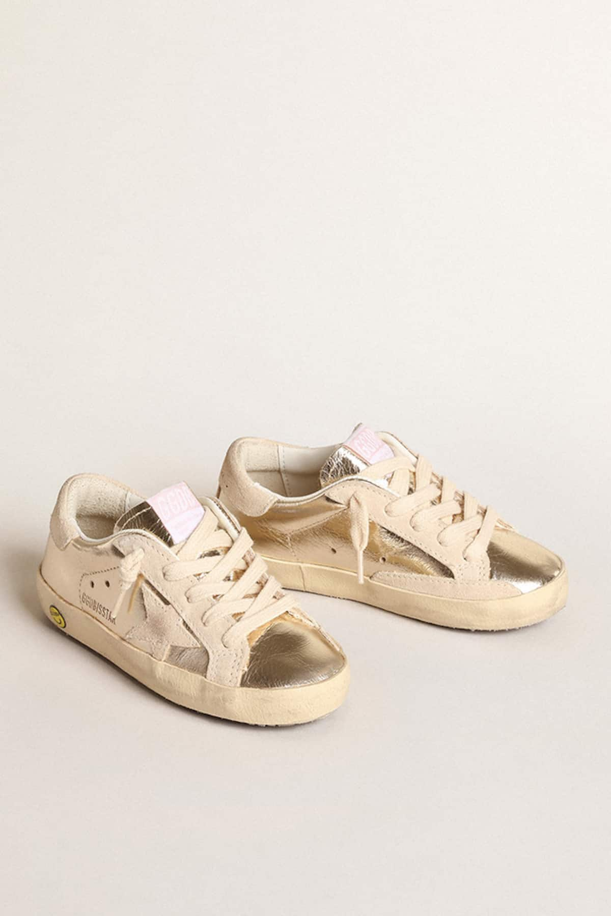 Golden Goose - Super-Star Young aus platinfarbenem Metallic-Leder mit Stern und Ferse aus Rauleder in 