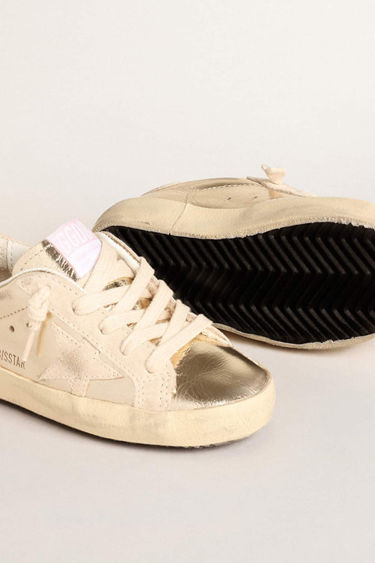 Golden Goose - Super-Star Young aus platinfarbenem Metallic-Leder mit Stern und Ferse aus Rauleder in 