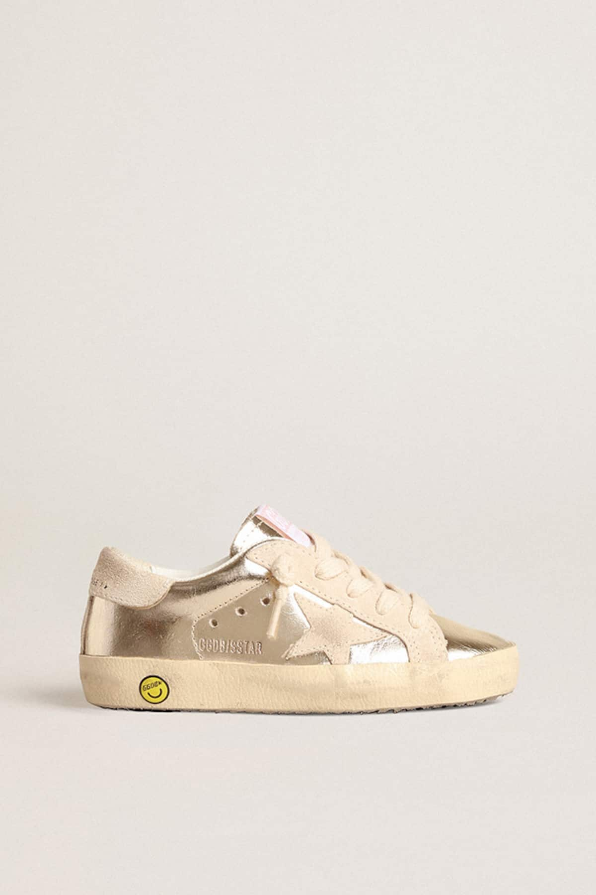 Golden Goose - Super-Star Young aus platinfarbenem Metallic-Leder mit Stern und Ferse aus Rauleder in 